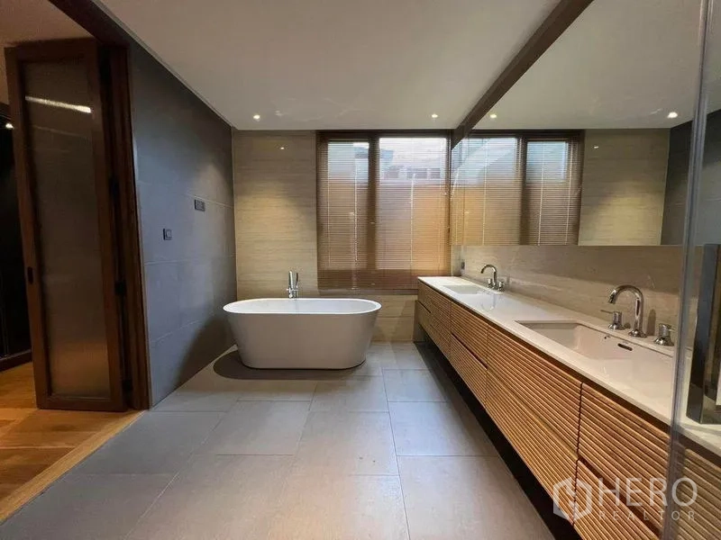 独立式住宅 出售在Suan Luang, Bangkok - 水疗风浴室，独立浴缸、超长双台盆与大镜面