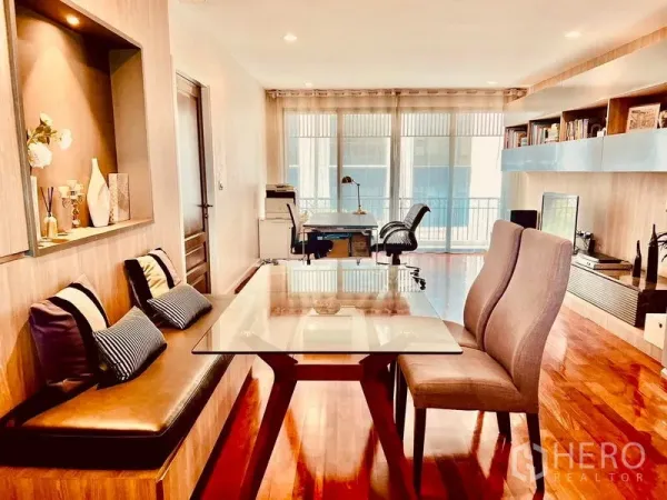 带办公室的家 出租在Khlong Toei, Bangkok - 开放式起居与办公区，玻璃餐桌、内置长椅、木地板与落地窗。