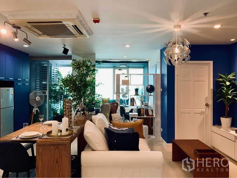 公寓 出租在Watthana, Bangkok - 客厅广角视图，连接学习区与玻璃围合的阳台空间。