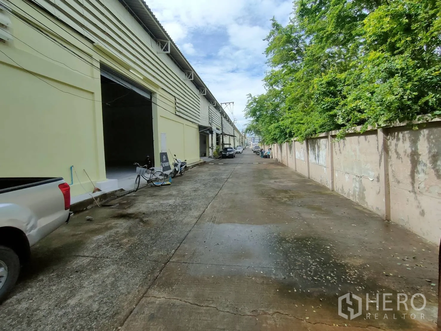 货栈 出租在Bang Sao Thong, Samut Prakan - 通往仓库的外部道路，设有停车与装卸区