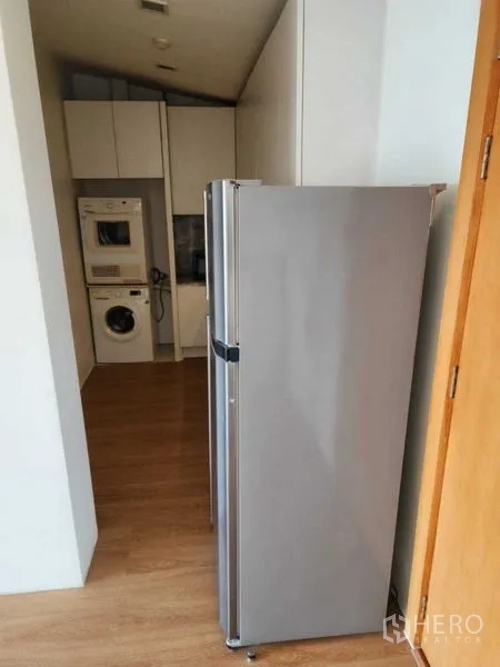 公寓 出租在Phaya Thai, Bangkok - 独立厨房走廊，配高大冰箱、柜体以及洗烘一体的叠放设备。