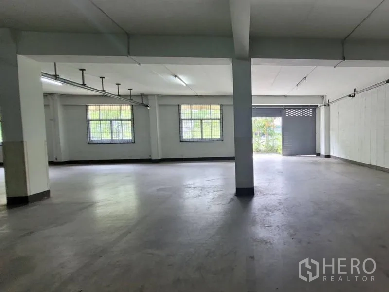 Factory for rent in Mueang Samut Prakan, Samut Prakan - Ground-floor bay with roller shutter door and open-plan space