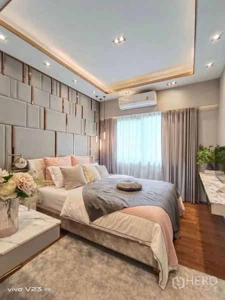 独立式住宅 出售在Wang Thonglang, Bangkok - 时尚客卧，软包背景墙与柔和灯光，窗帘遮光。