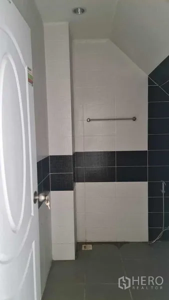 Townhouse for  in Lam Luk Ka, Pathum Thani - Bathroom with walk-in shower area and contrasting black-and-white tiles.