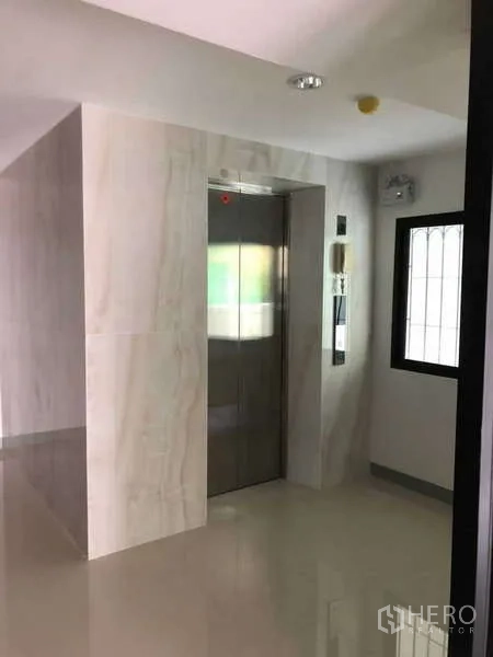 Office Space for rent in Bang Rak, Bangkok - Clean elevator lobby with polished tiles and stainless-steel lift.