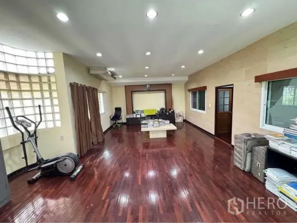 独立式住宅 出租在Suan Luang, Bangkok - 宽敞多功能房，亮面木地板，筒灯，设书桌与健身器材。