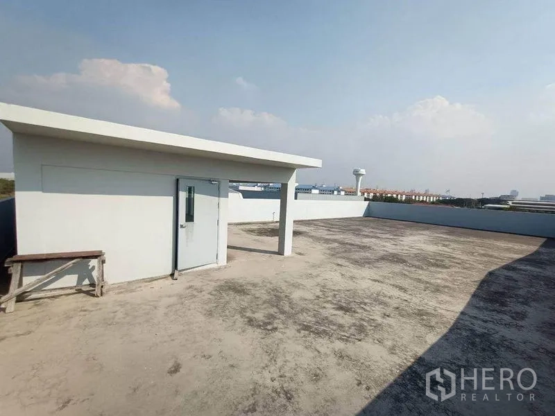 Warehouse for rent or sale in Pathum Thani - Rooftop terrace with small service room and expansive district views.