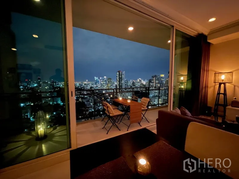 公寓 出售在Watthana, Bangkok - 阳台摆放小餐桌，俯瞰曼谷夜景