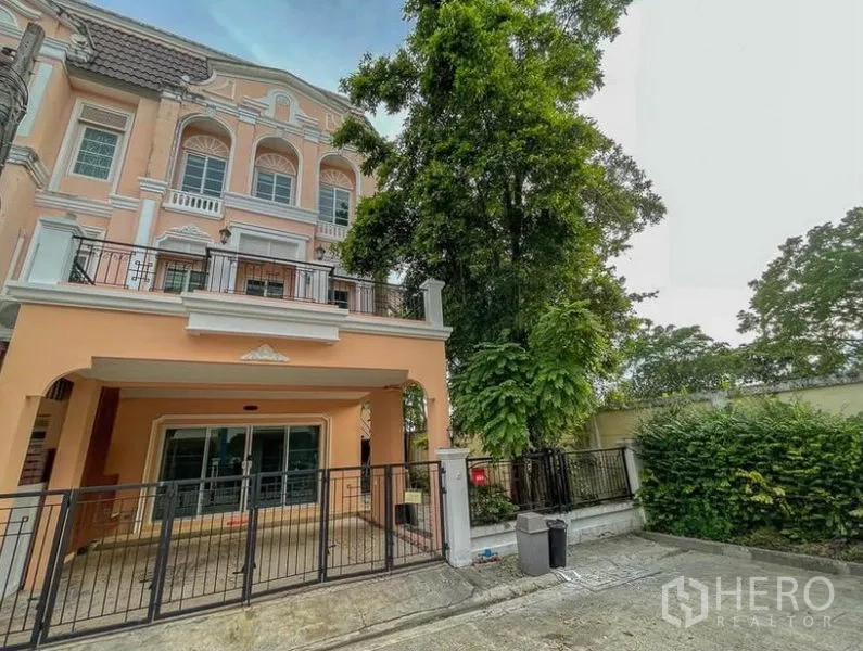 ทาวน์เฮาส์ ให้เช่าในPhasi Charoen, Bangkok - ทาวน์เฮาส์ 3 ชั้น โทนพีช พร้อมที่จอดรถหน้าบ้านและระเบียง ใต้ร่มไม้ใหญ่