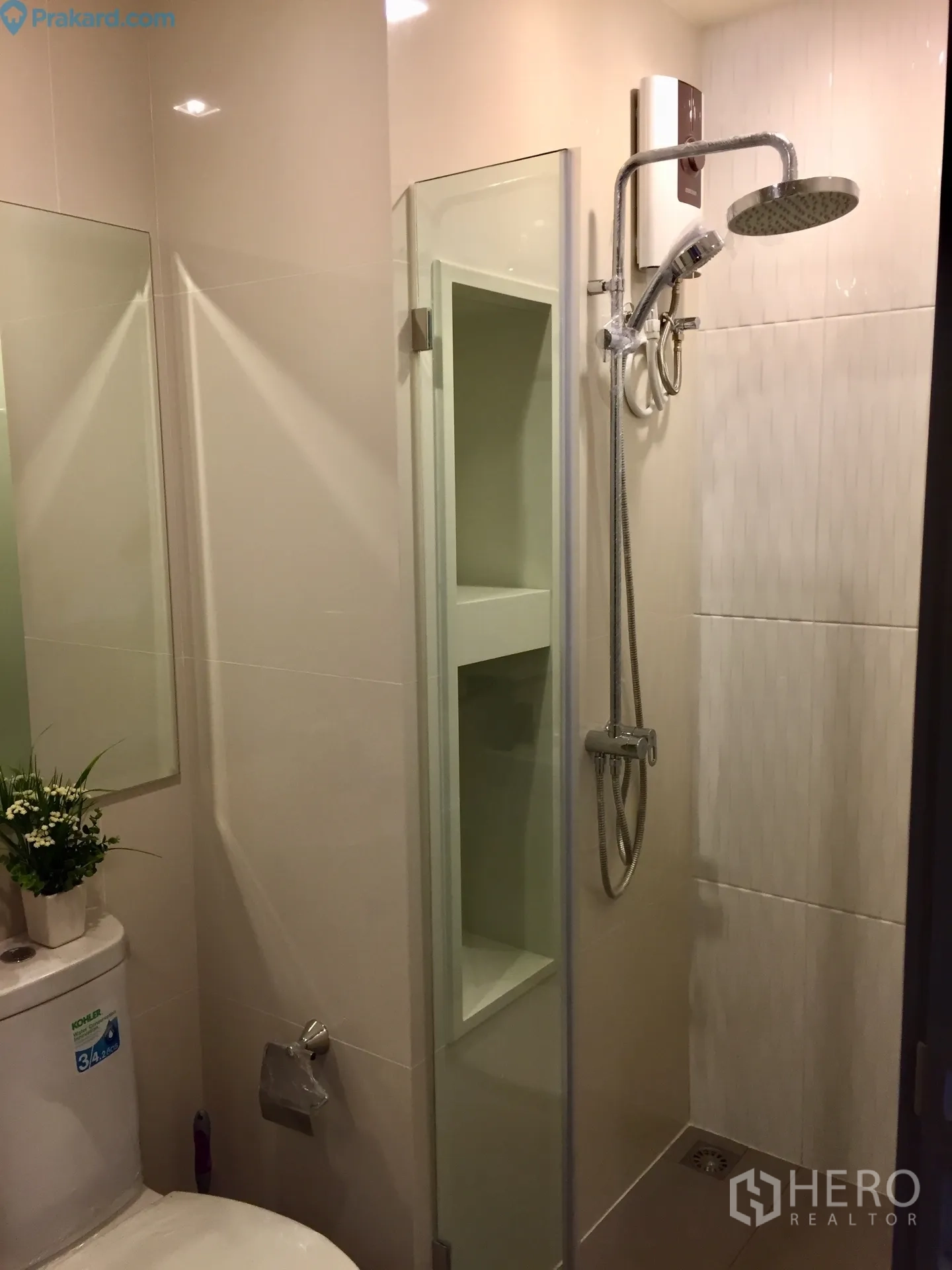 公寓 出租在Ratchathewi, Bangkok - 浴室设玻璃淋浴间、雨淋花洒与马桶，干湿分离。