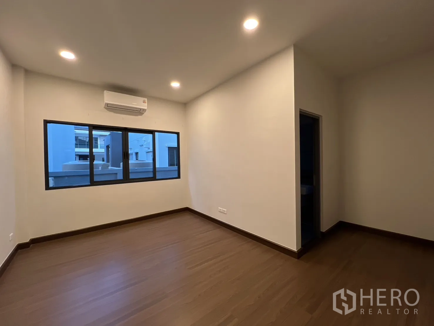 Detached House for rent in Bang Phli, Samut Prakan - Empty fourth bedroom with wood floors and large window.