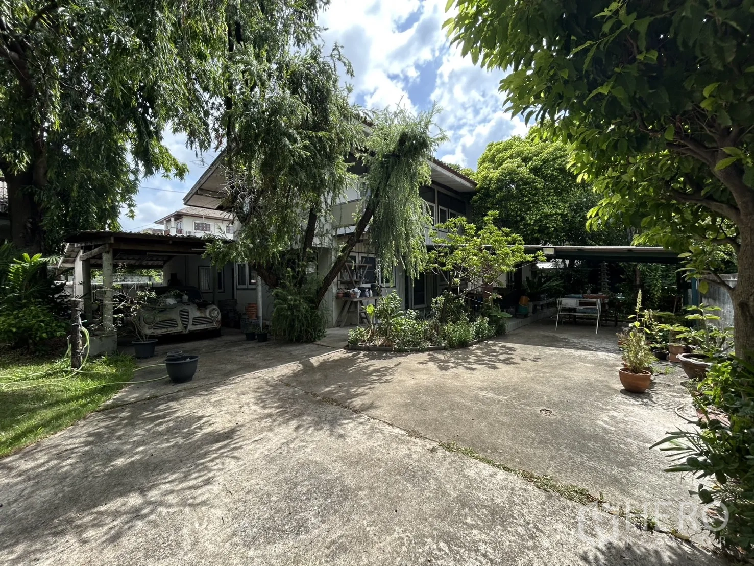 独栋房屋 for sale in Phra Khanong, Bangkok - 两层独立屋，宽阔水泥车道、成树与有顶车棚。
