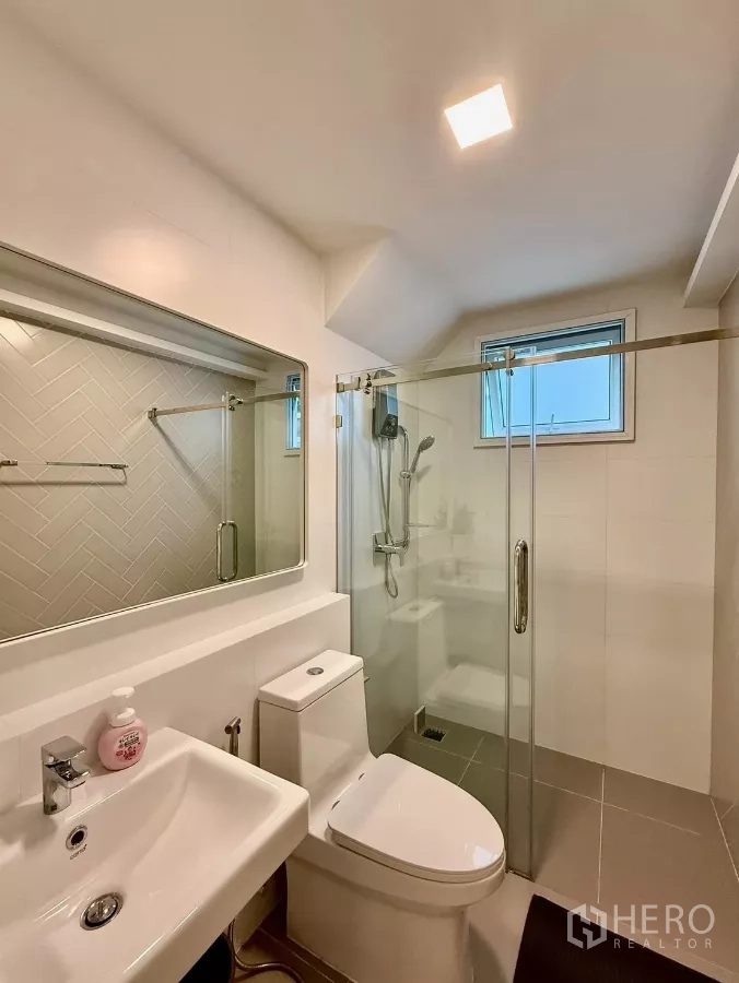 บ้าน ให้เช่าในBang Phli, Samut Prakan - ห้องน้ำพร้อมฉากกั้นอาบน้ำกระจกใต้ฝ้าเอียง