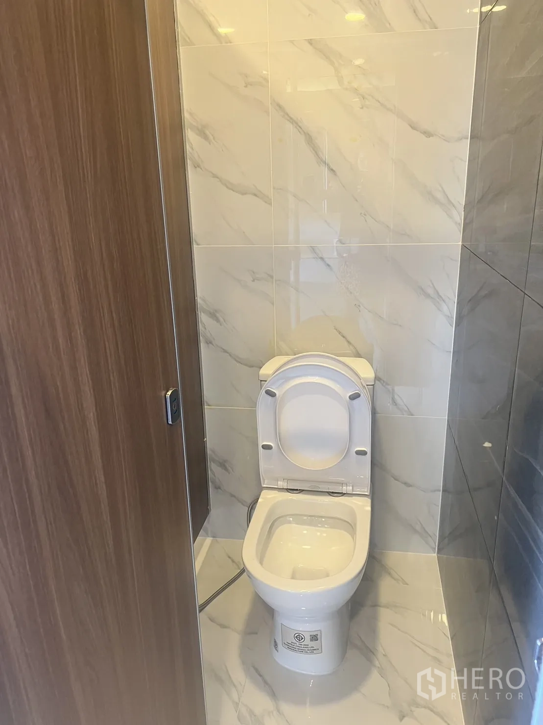 办公空间 出租在Lat Krabang, Bangkok - 独立坐便间，仿大理石墙面与白色坐便器。