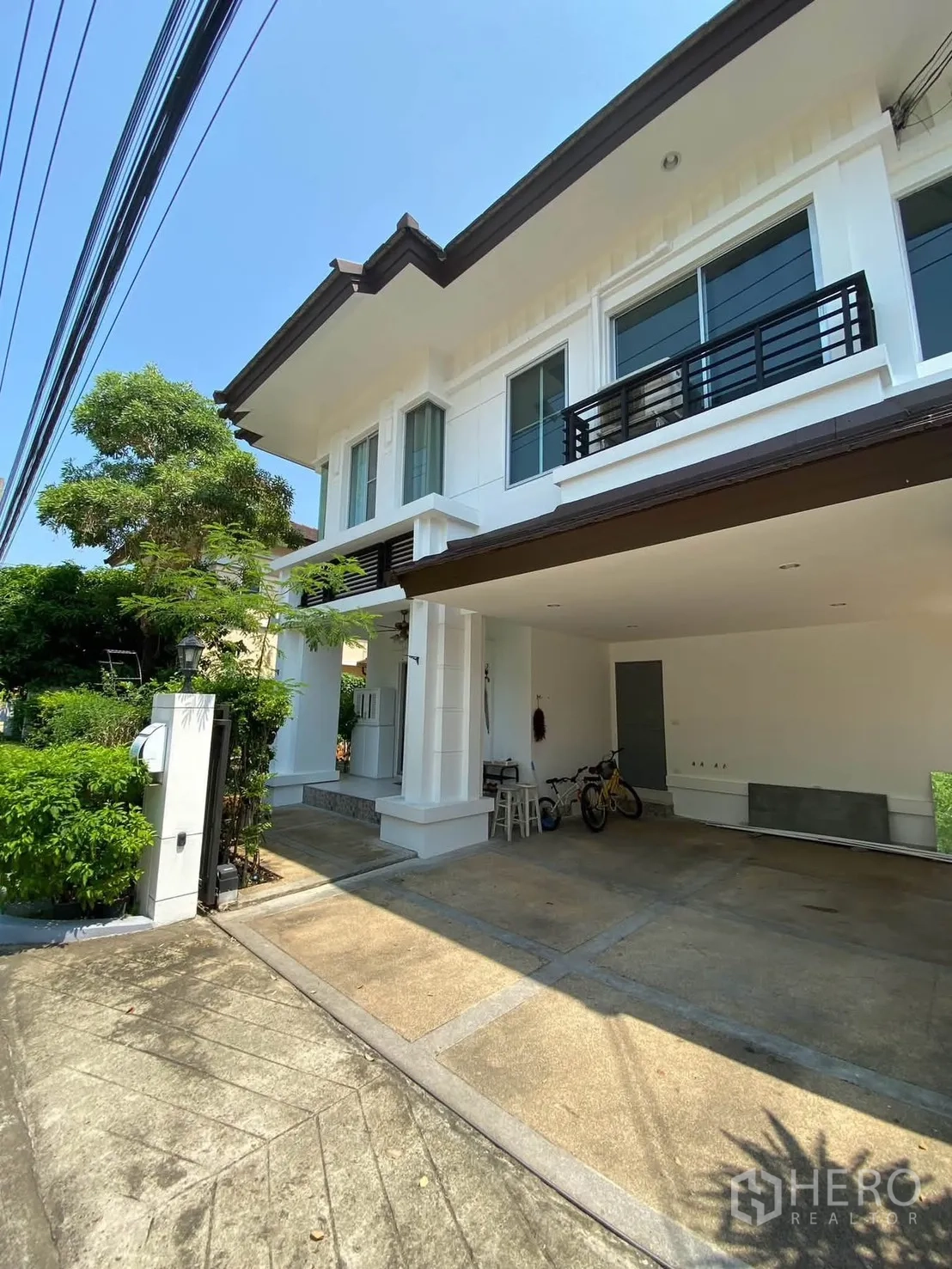独栋房屋 for rent in Mueang Samut Prakan, Samut Prakan - 两层住宅外观，带有遮蔽车棚与阳台。