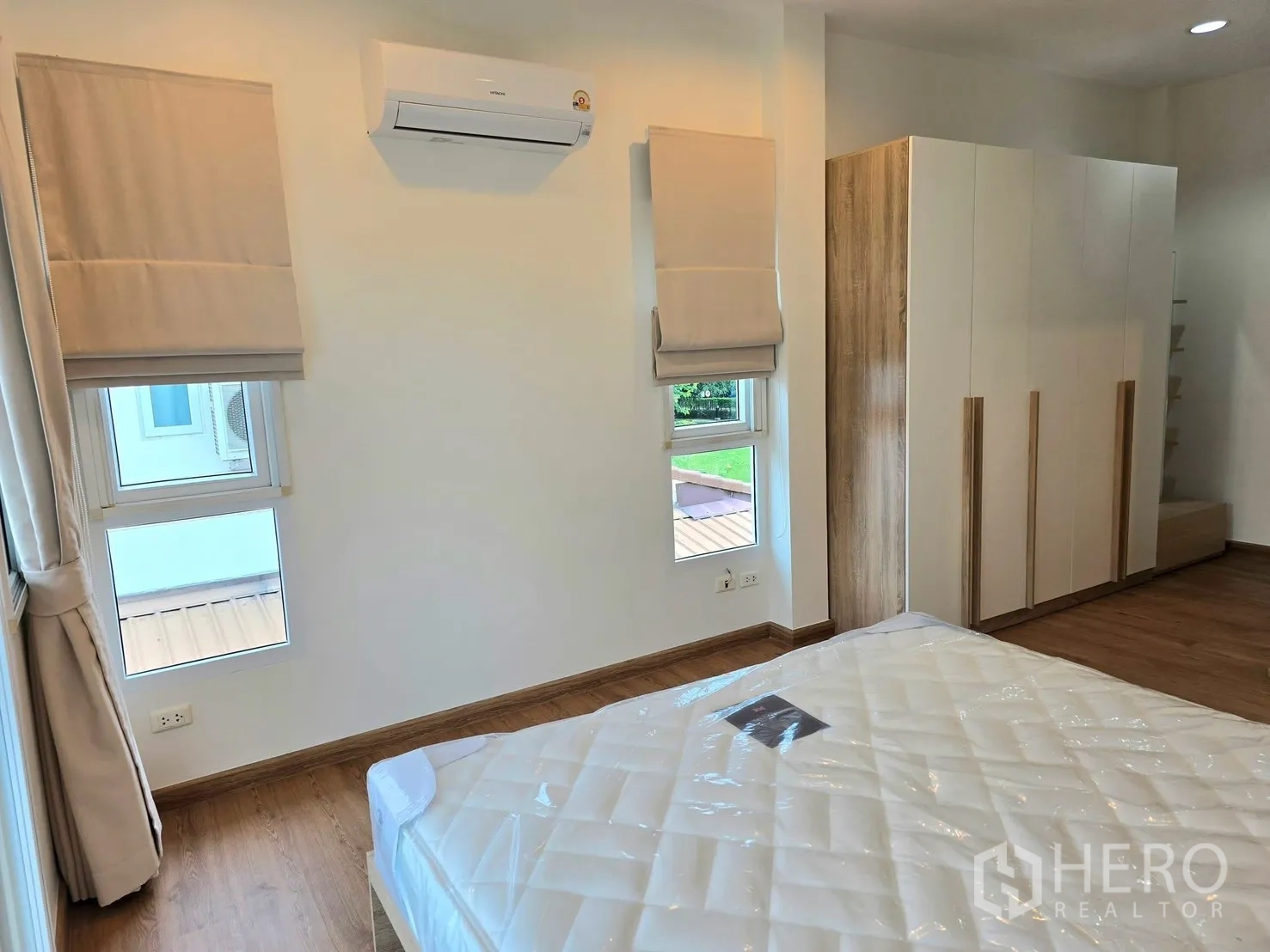 บ้านเดี่ยว for rent in Bang Phli, Samut Prakan - ห้องนอนพร้อมเตียง ตู้เสื้อผ้า เครื่องปรับอากาศ และมู่ลี่