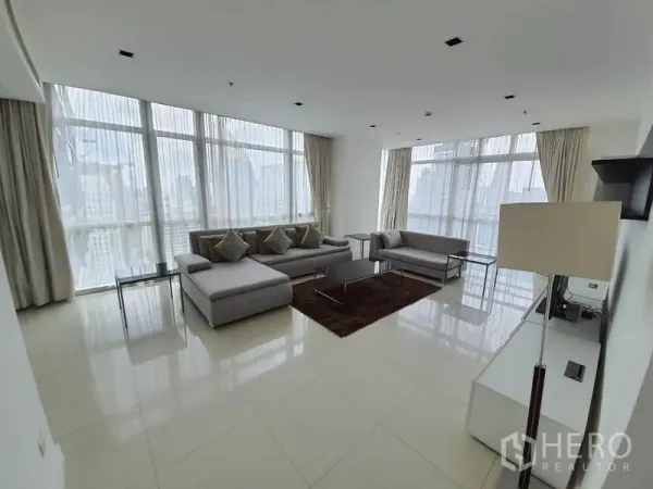 คอนโด ให้เช่าในPathum Wan, Bangkok - ห้องนั่งเล่นกว้าง โซฟาสมัยใหม่ ชุดวางทีวี และหน้าต่างพาโนรามา