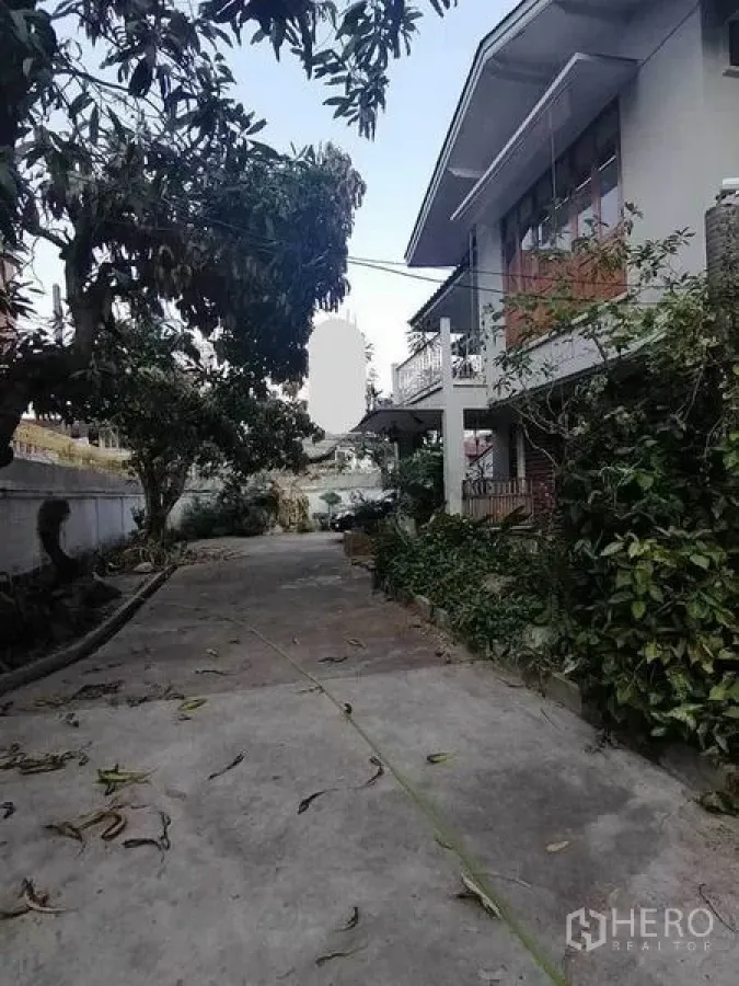 独立式住宅 出租在Pathum Wan, Bangkok - 室外车道与花园老树，两层住宅外观