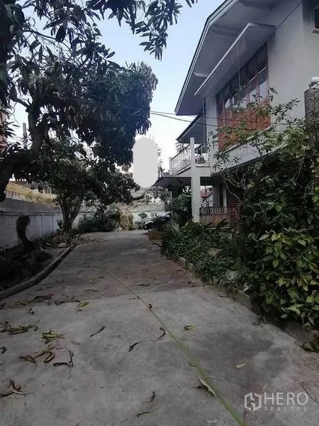 独立式住宅 出租在Pathum Wan, Bangkok - 室外车道与花园老树，两层住宅外观