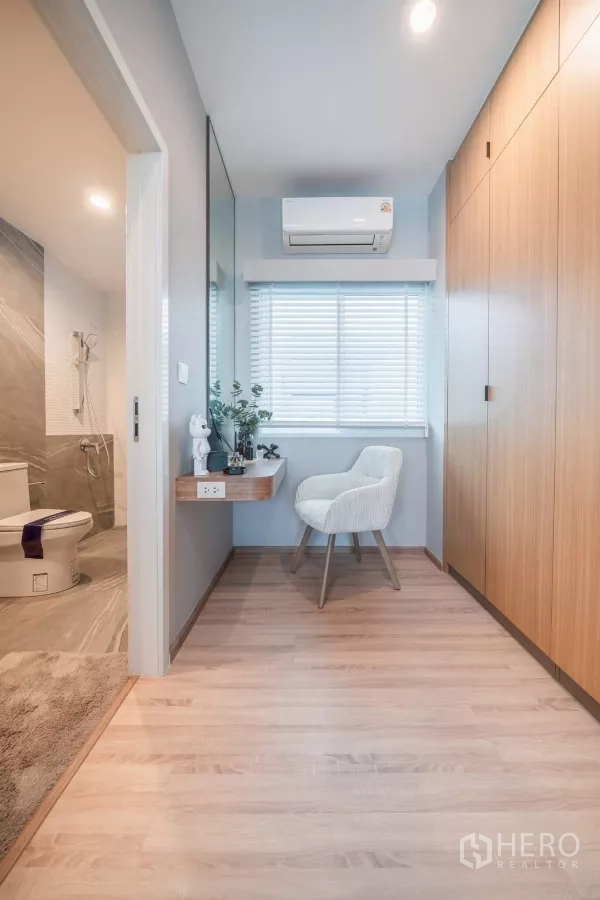 Detached House for rent in Saphan Sung, Bangkok - Dressing area beside ensuite with vanity, wardrobe and window.