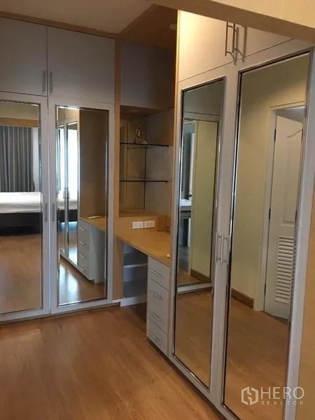 Detached House for rent in Suan Luang, Bangkok - Built-in wardrobe area with mirrored closet doors and a dressing desk.