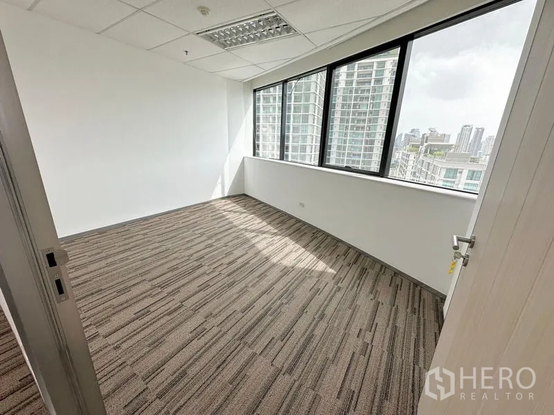 办公空间 出租在Watthana, Bangkok - 茶水间与休息区，带中岛台、云石背景墙和大窗采光。
