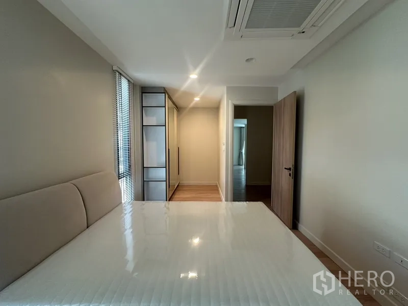 联排别墅 出租在Watthana, Bangkok - 卧室视角，内置衣柜与走廊