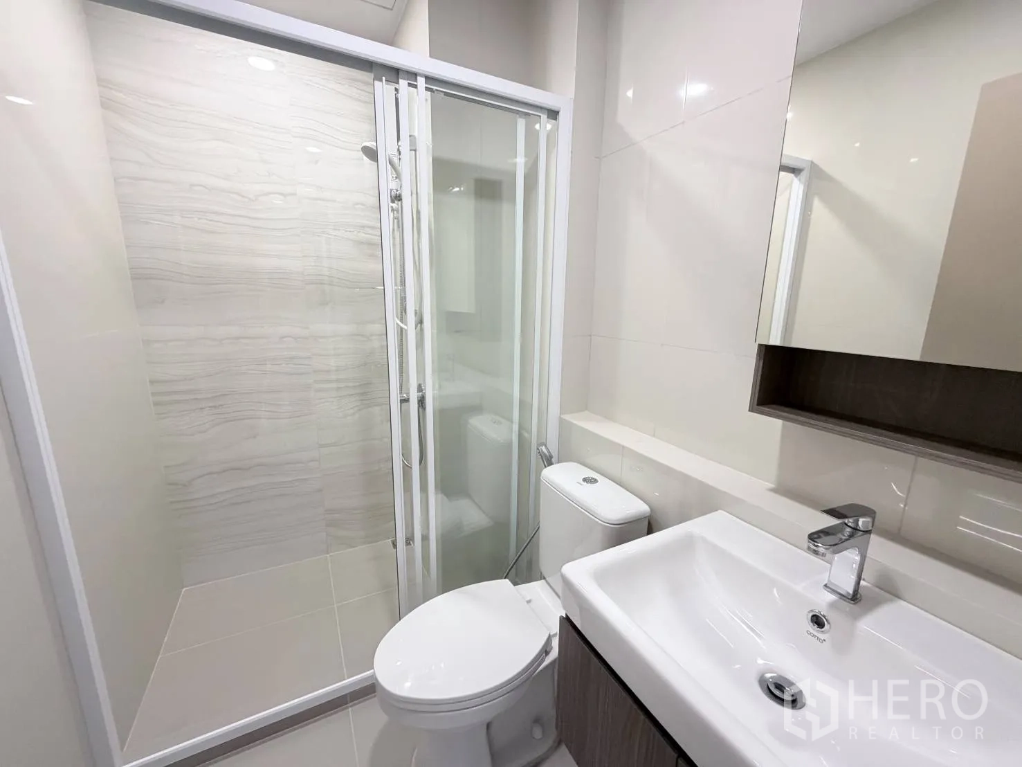 公寓 for rent in Din Daeng, Bangkok - 第二间浴室配推拉玻璃干湿分离淋浴、洗手台与坐便器。