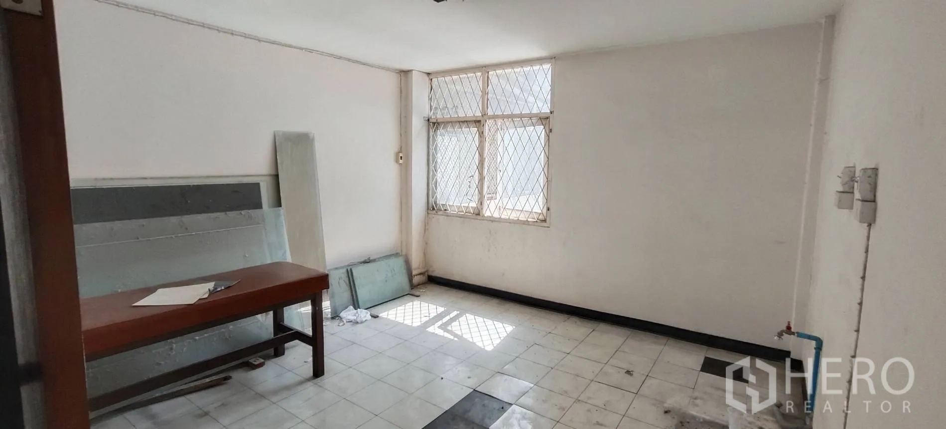 店屋 for rent in Watthana, Bangkok - 大型开间，方柱与地砖
