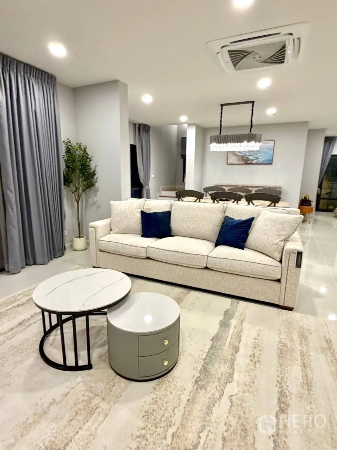 独栋房屋 for rent in Bang Phli, Samut Prakan - 宽敞起居区，沙发、茶几和筒灯。