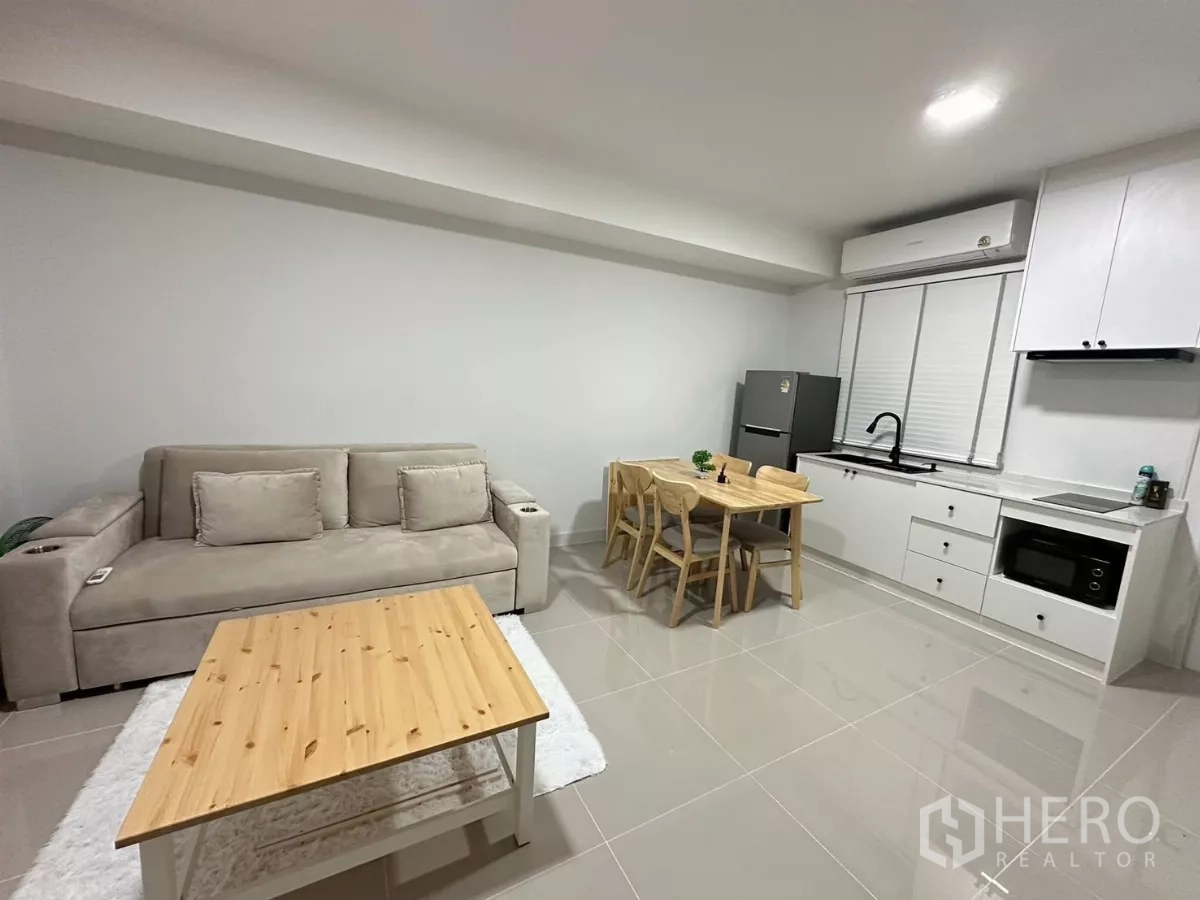 Townhouse for rent in Bang Phli, Samut Prakan - Spacious tiled lounge facing the dining area and kitchenette with air‑conditioning.