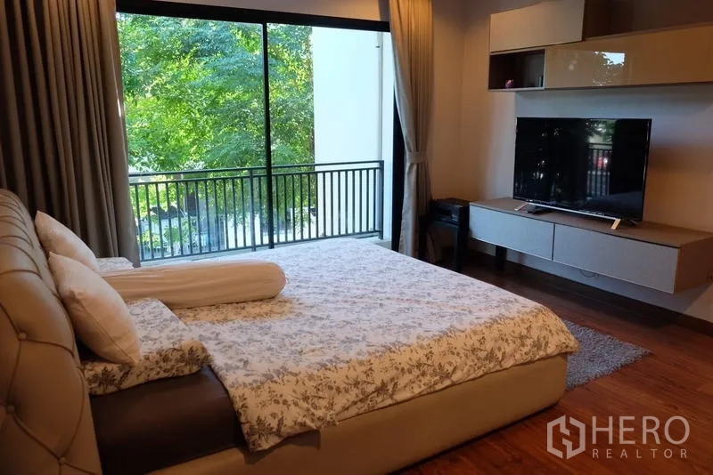 独立式住宅 出租在Bang Phli, Samut Prakan - 主卧带阳台，大推拉门与内置电视柜