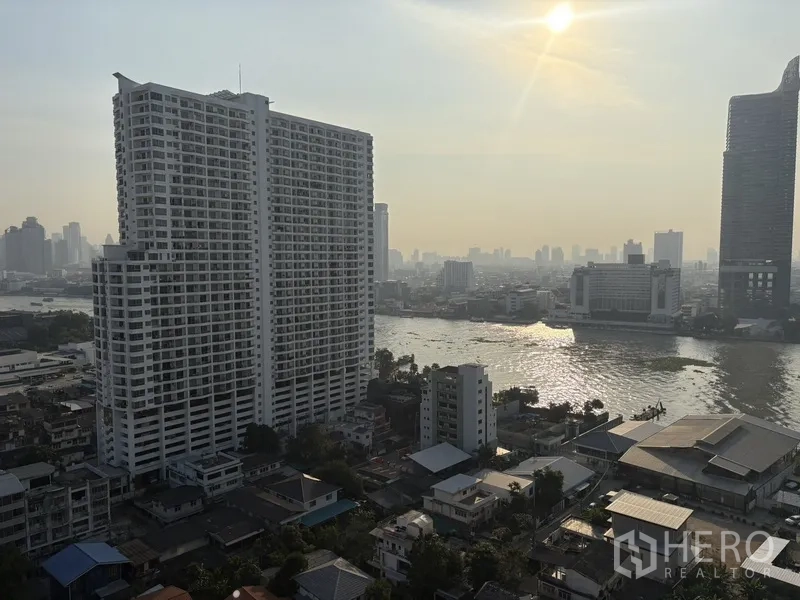 公寓 for rent in Khlong San, Bangkok - 高层远眺城市与河流的夕景。