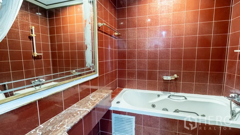 Townhouse for rent in Watthana, Bangkok - Bathroom with red tiles and a built‑in bathtub.