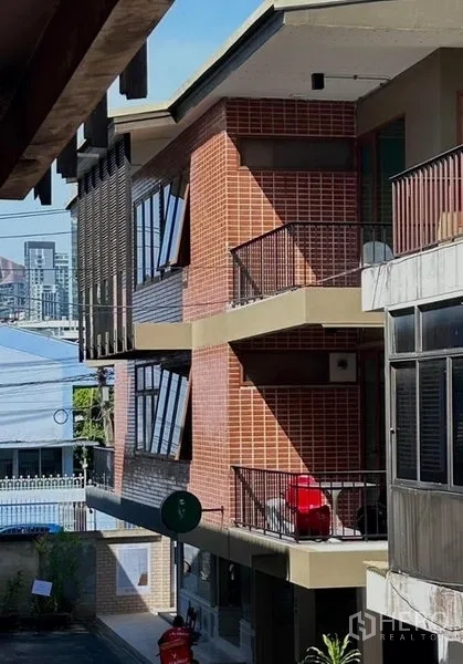 อพาร์ทเมนท์ ให้เช่าในKhlong Toei, Bangkok - ภายนอกอาคารอพาร์ตเมนต์โลว์ไรส์ผนังอิฐ พร้อมระเบียงเรียงรายในย่านทองหล่อ
