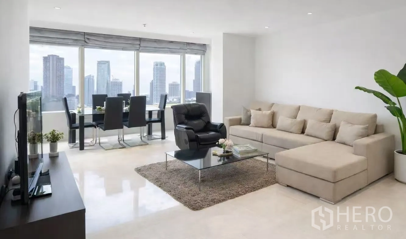 คอนโด for rent in Watthana, Bangkok - พื้นที่รับแขกและรับประทานอาหารสว่าง โปร่ง หน้าต่างเต็มบาน เห็นวิวเมือง
