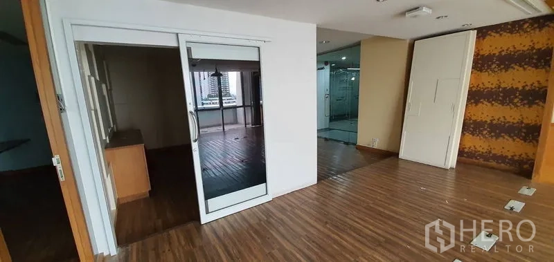 สำนักงาน ให้เช่าในWatthana, Bangkok - พื้นที่ทำงานมีประตูบานเลื่อน ผนังลายตกแต่ง มองไปยังทางเข้าแบบกระจก.