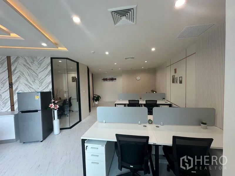 สำนักงาน ให้เช่า - โต๊ะทำงานหลายตำแหน่งพร้อมฉากกั้น ถัดจากห้องประชุมกระจกและแพนทรี