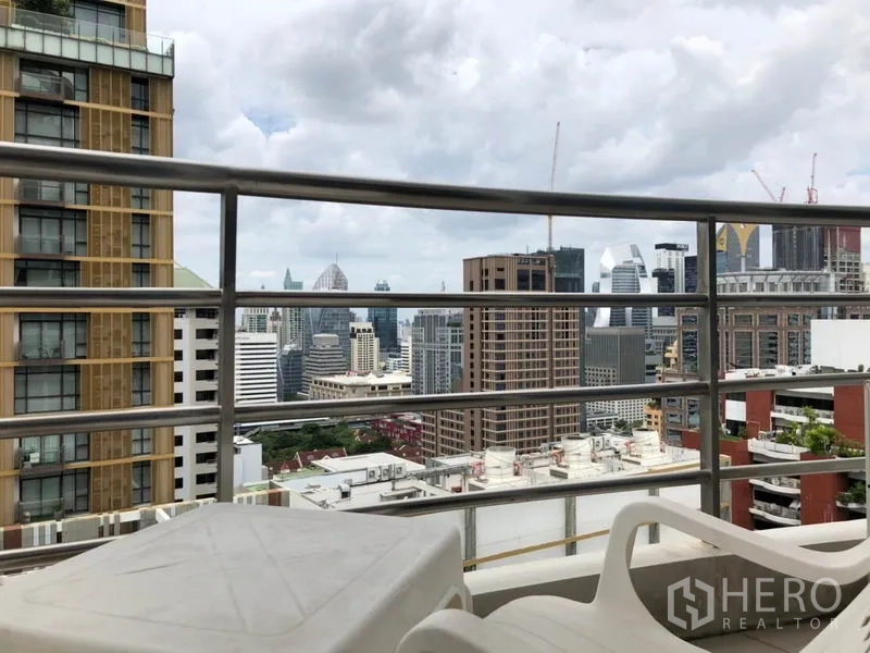 公寓 出租在Pathum Wan, Bangkok - 高楼层阳台眺望曼谷天际线与周边建筑。