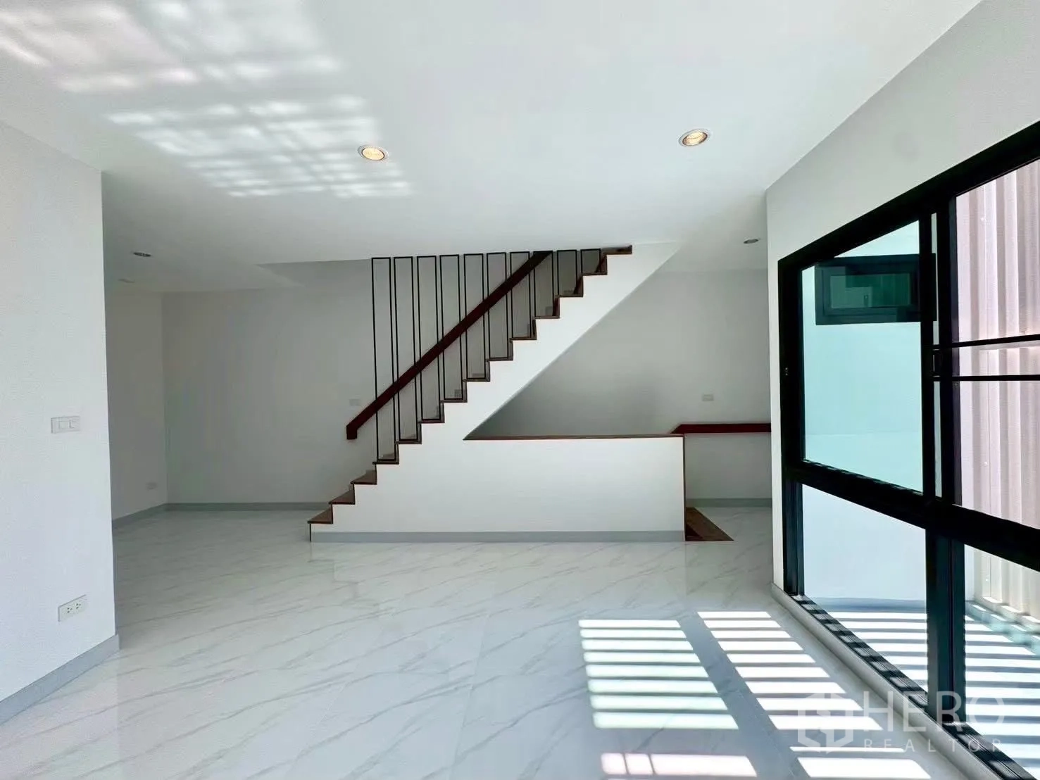 家庭办公室 for rent in Wang Thonglang, Bangkok - 开放空间，楼梯造型与靠阳台的整面高窗。