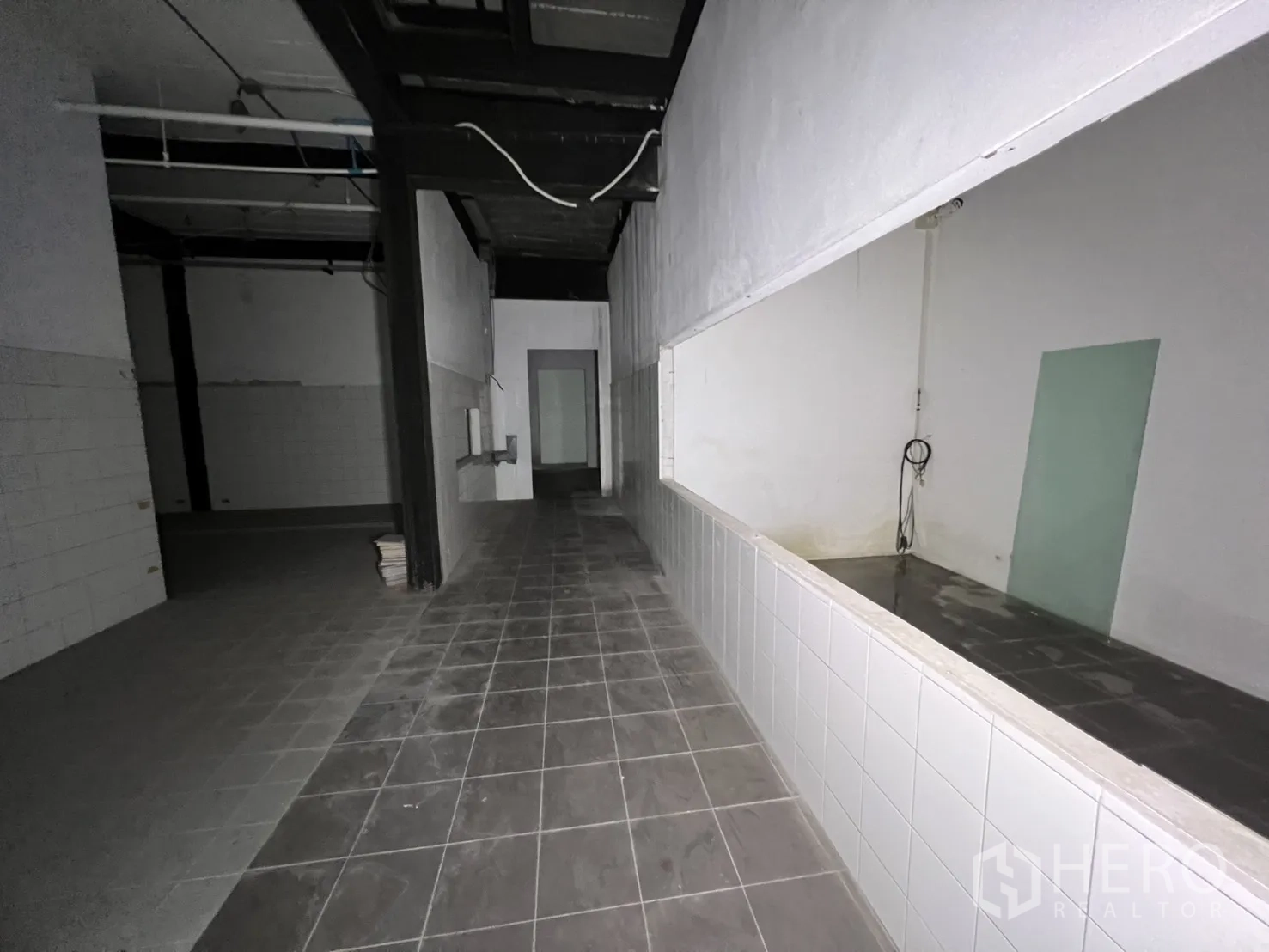 Retail Space for rent in Watthana, Bangkok - Staircase landing with a large vertical window.