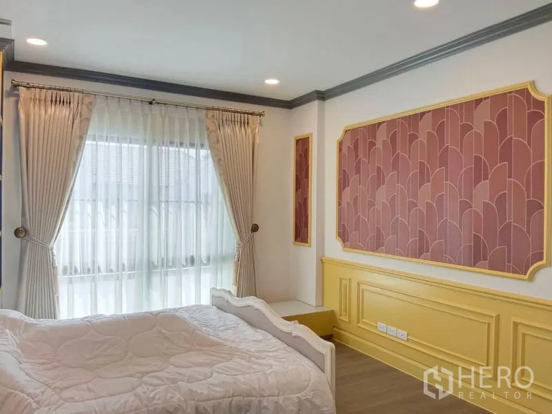 บ้าน ให้เช่าหรือขายในSaphan Sung, Bangkok - ห้องนอน ผนังกรอบสีชมพู–เหลือง และม่านโปร่งแสง