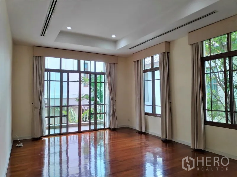 บ้าน ให้เช่าในWatthana, Bangkok - ห้องนอนรับแสงดี เพดานเล่นระดับ ประตูกระจกเลื่อนสู่ระเบียง และหน้าต่างรอบด้าน