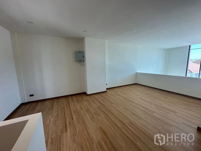 Home Office for rent in Wang Thonglang, Bangkok - Upper-level open room with wood floors overlooking the double-height void.