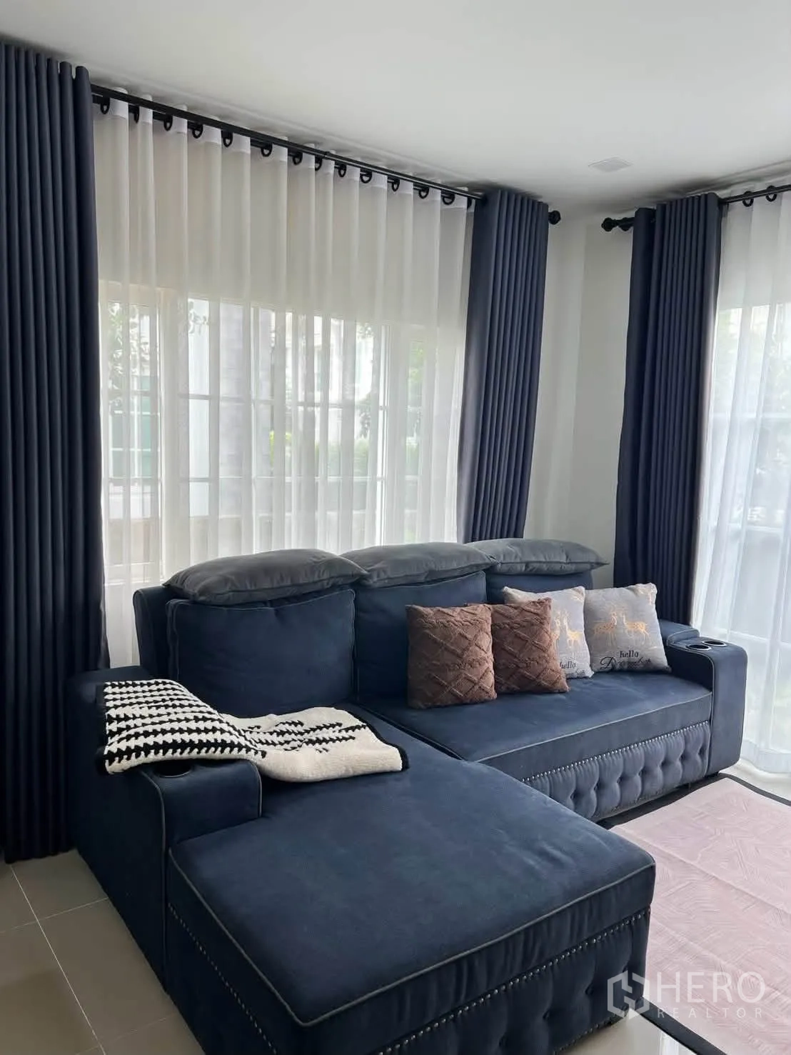 半独立式住宅 for rent in Prawet, Bangkok - 客厅，L型海军蓝沙发，配纱帘与遮光帘