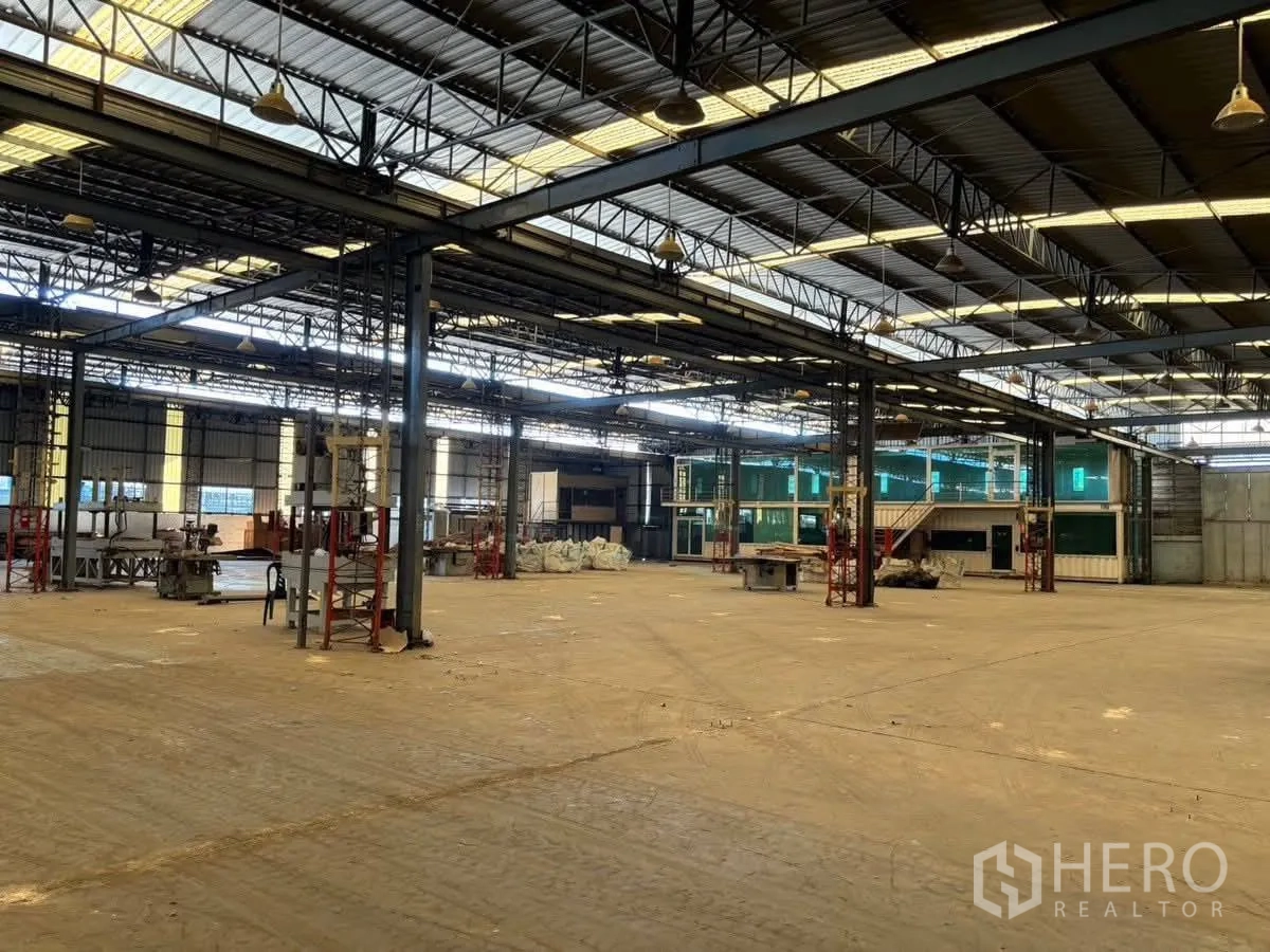 Factory for rent or sale in Bang Sao Thong, Samut Prakan - Clear-span workshop area with multiple steel columns and overhead lighting.