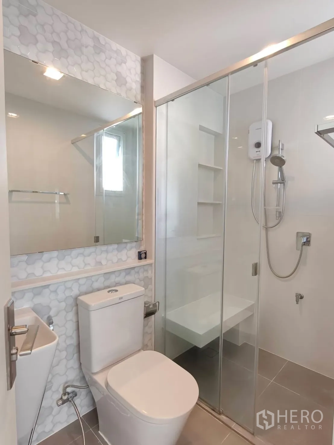บ้านเดี่ยว for rent or sale in Bang Phli, Samut Prakan - ห้องน้ำสว่างพร้อมตู้ชาวเวอร์กระจกและสุขภัณฑ์สีขาว.