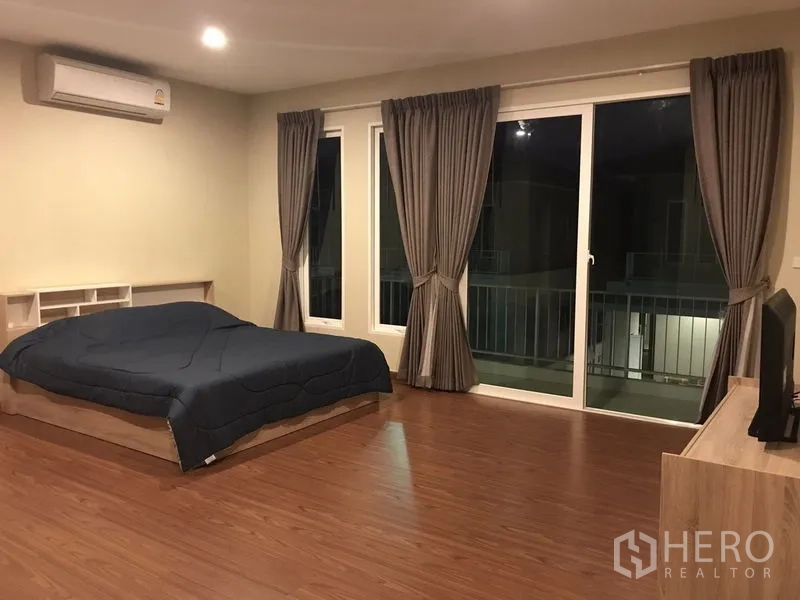 บ้าน ให้เช่าหรือขายในBang Na, Bangkok - ห้องนอนใหญ่พื้นไม้ มีหน้าต่างบานใหญ่และประตูสไลด์ออกระเบียง
