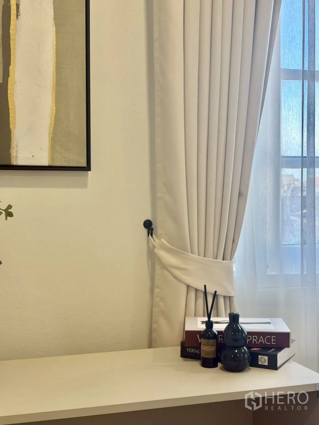 ทาวน์เฮาส์ for rent in Huai Khwang, Bangkok - รายละเอียดผ้าม่านผูกและของตกแต่งบนคอนโซลใกล้หน้าต่าง