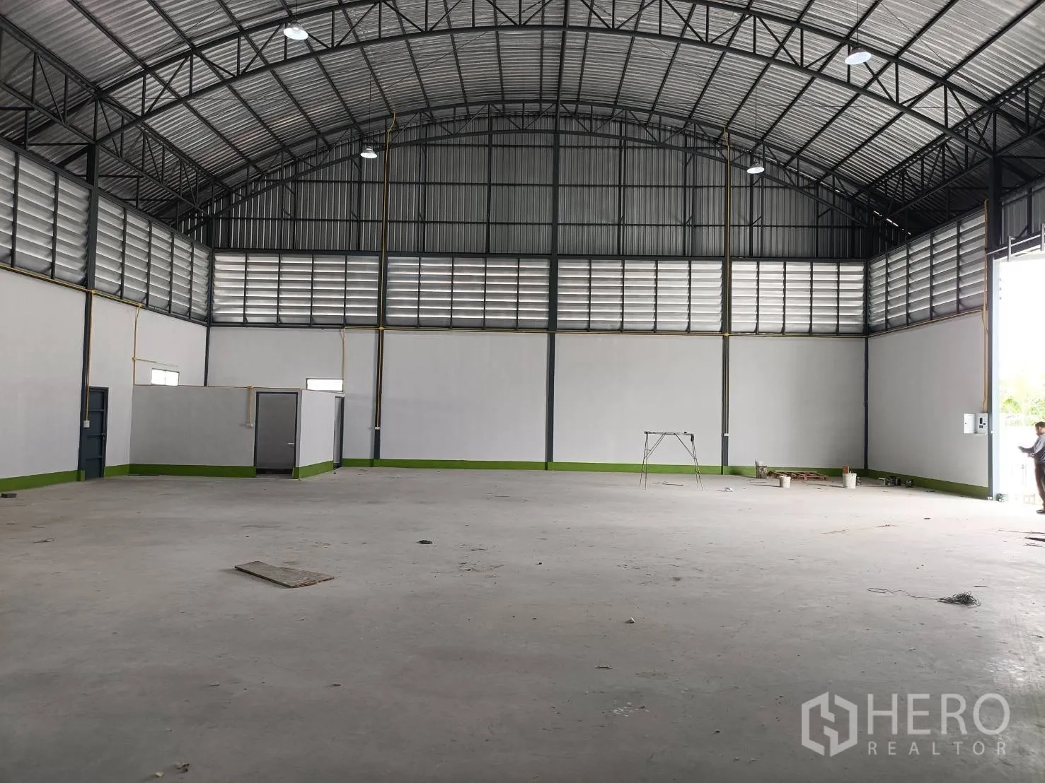 工厂 出租在Lam Luk Ka, Pathum Thani - 高净空生产区，设隔间与墙面通风百叶。